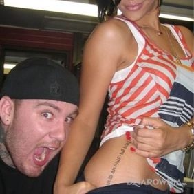 Rihanna - tatuaż napis koło tyłka