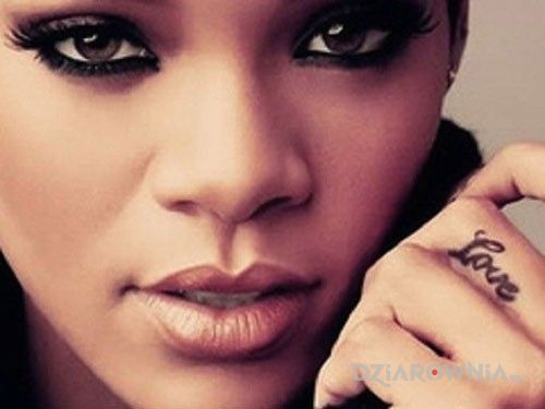 Tatuaż rihanna - tatuaż love na palcu - miłosne