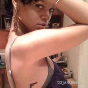 Rihanna - tatuaż pistolet na żebrach
