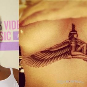 Rihanna - tatuaż na klatce - postać ze skrzydłami