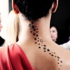 Rihanna - tatuaż gwiazdki na plecach