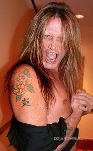 Tatuaż sebastian bach - kwiatek na ramieniu - Sebastian Bach