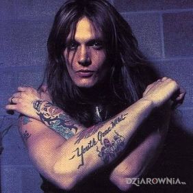Sebastian Bach - mroczne zdjęcie z dziarami