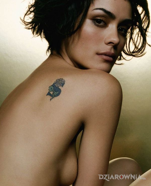 Tatuaż shannyn sossamon - kwiatek na łopatce - tatuaż - kwiaty