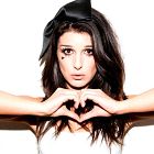 Shenae Grimes - tatuaż serduczko na prawym policzku