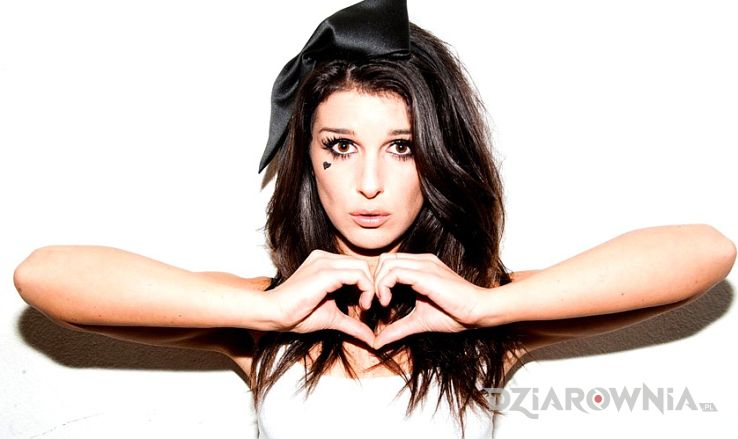 Tatuaż shenae grimes - tatuaż serduczko na prawym policzku - sławnych osób