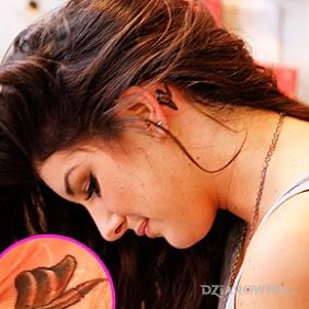 Shenae Grimes - tatuaż na szyi - piórko