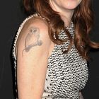 Taryn Manning - sowa siedząca na mikrofonie do spiewania