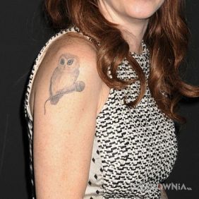 Taryn Manning - sowa siedząca na mikrofonie do spiewania