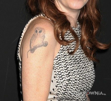 Tatuaż taryn manning - sowa siedząca na mikrofonie do spiewania - sławnych osób