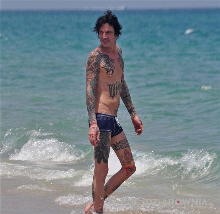 Tatuaż tommy lee - cały w tatuażach nad morzem - Tommy Lee