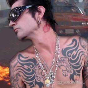 Tommy Lee - tatuaż na klatce + całus na szyi