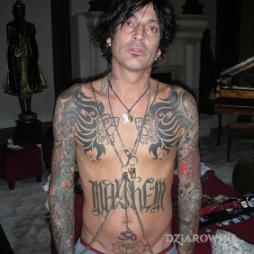 Tommy Lee bez koszulki pokryty tatuażami