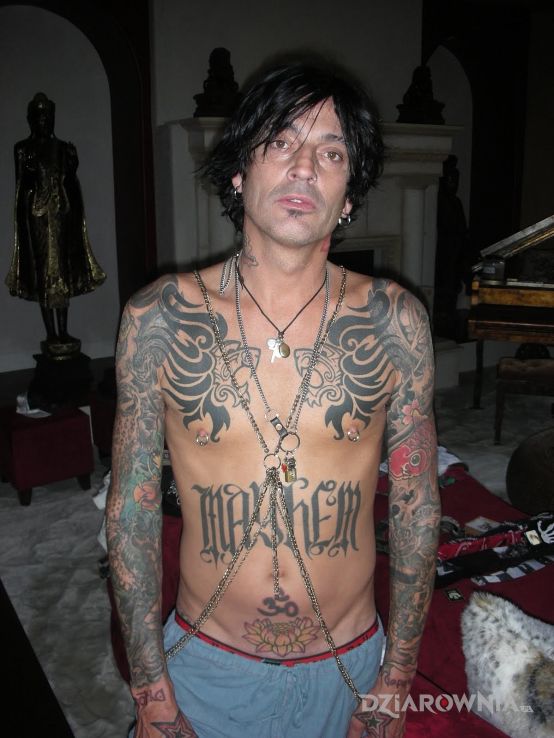 Tatuaż tommy lee bez koszulki pokryty tatuażami - Tommy Lee
