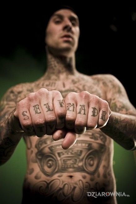 Tatuaż travis barker - self made na palcach - napisy