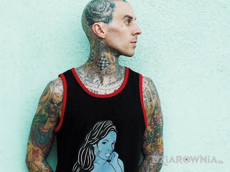 Tatuaż travis barker - różna na głowie - sławnych osób