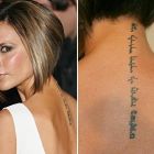 Victoria Beckham - napis wzdłuż kręgosłupu