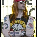 W. Axl Rose z tatuażami na rękach