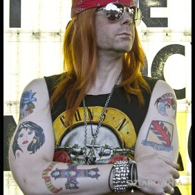 W. Axl Rose z tatuażami na rękach