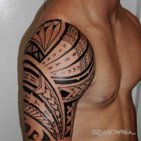 Polinezyjski tatuaż na ramieniu