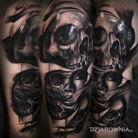 Kobieta wśród czaszek 