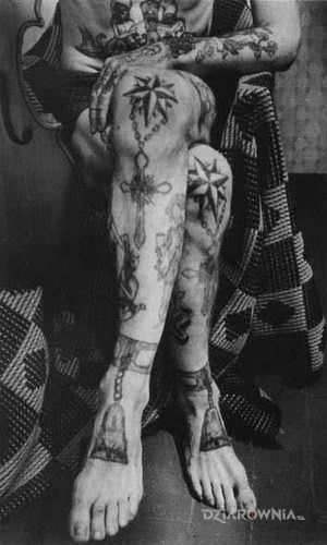 Tatuaż gwiazdy na kolanach - więzienne