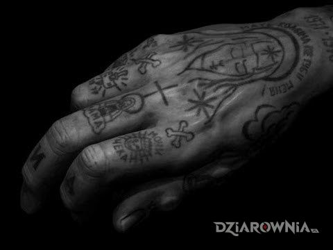 Tatuaż pierścienie na palcach - więzienne