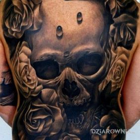 Niesamowita czaszka w towarzystwie róż