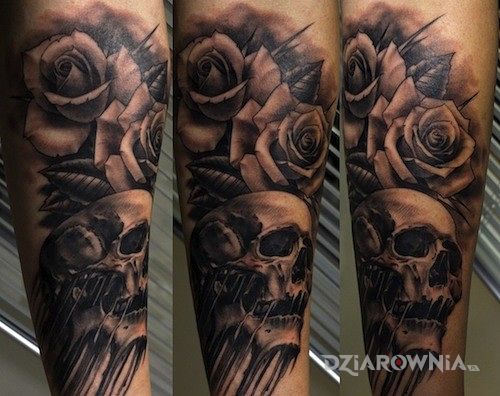 Tatuaż wijaca sie czacha i roze - czaszki