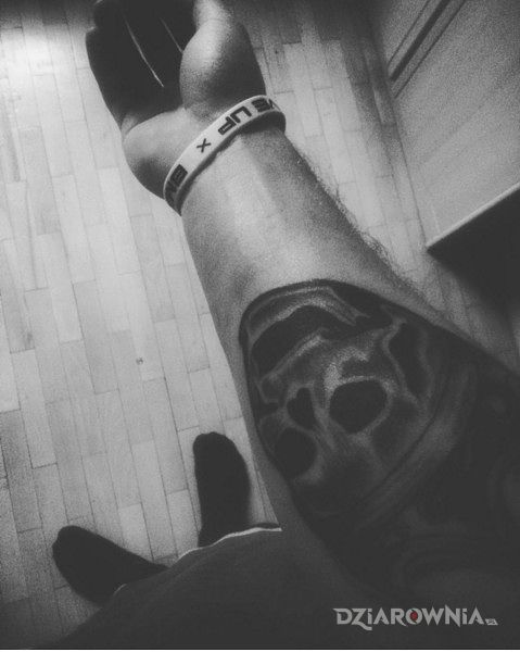 Tatuaż crown me - czaszki