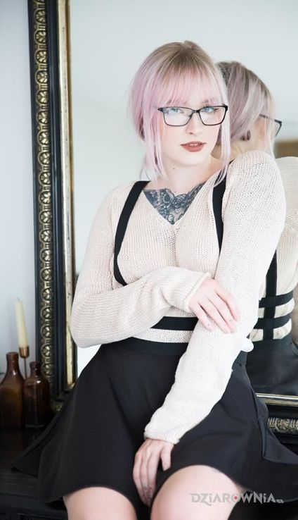 Tatuaż skromna okularnica - seksowne