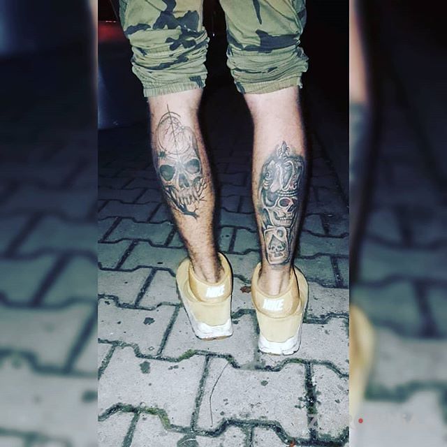 Tatuaż czaszka z kartą - czaszki