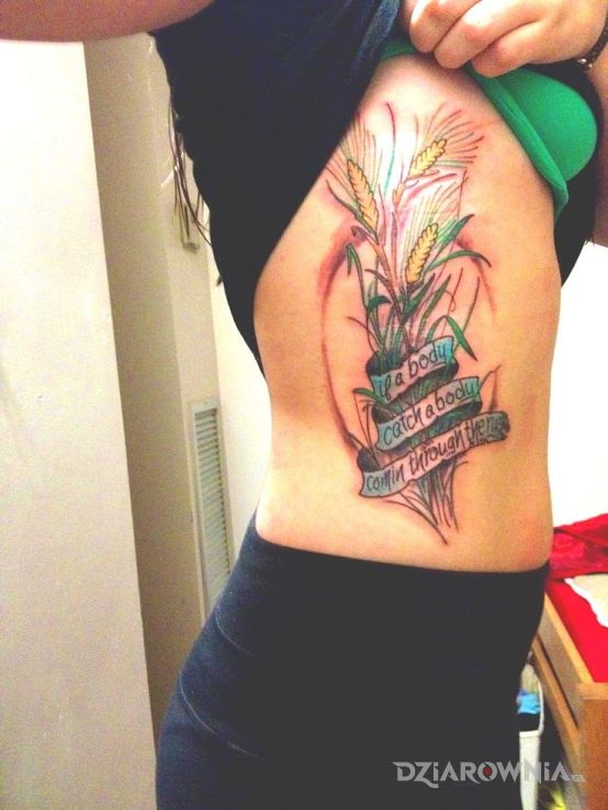 Tatuaż napis - kwiaty