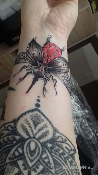 Tatuaż skarabeusz - motyle