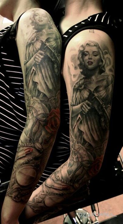 Tatuaż marilyn monroe - kwiaty