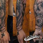 Czacha klepsydra i krzyż