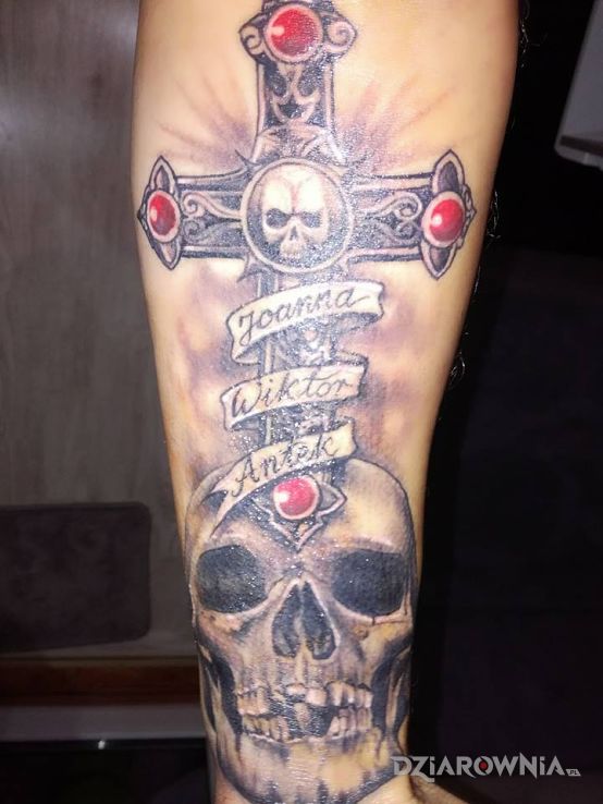 Tatuaż czach i krzyż - napisy