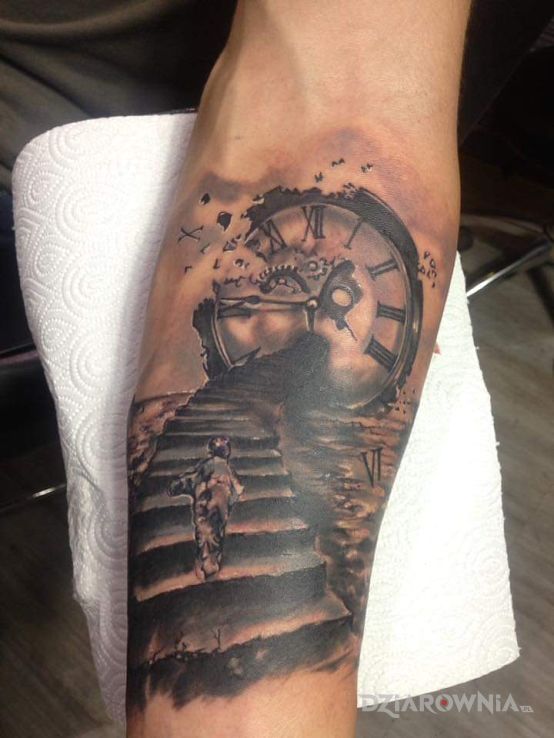 Tatuaż zegar i schody - postacie