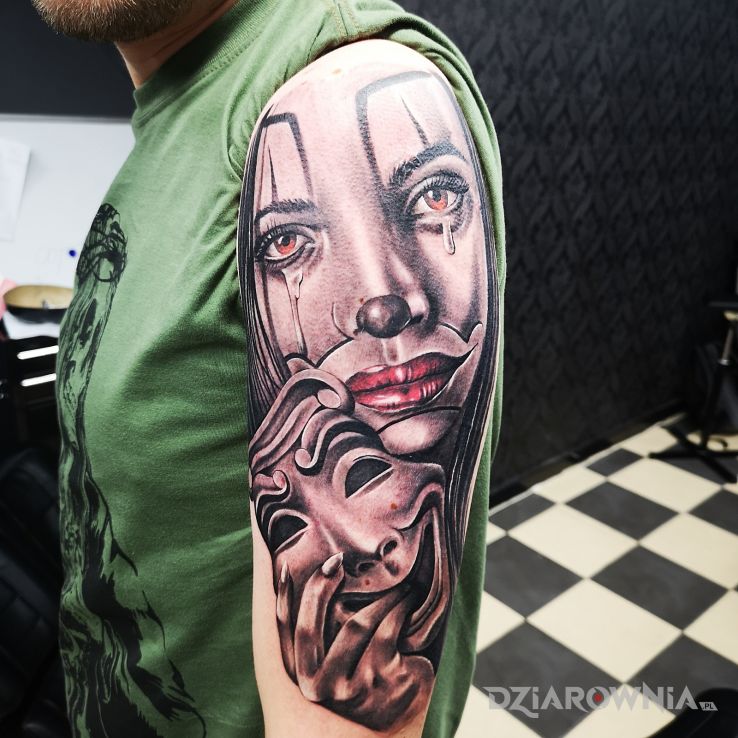Tatuaż śmiech przez łzy - twarze
