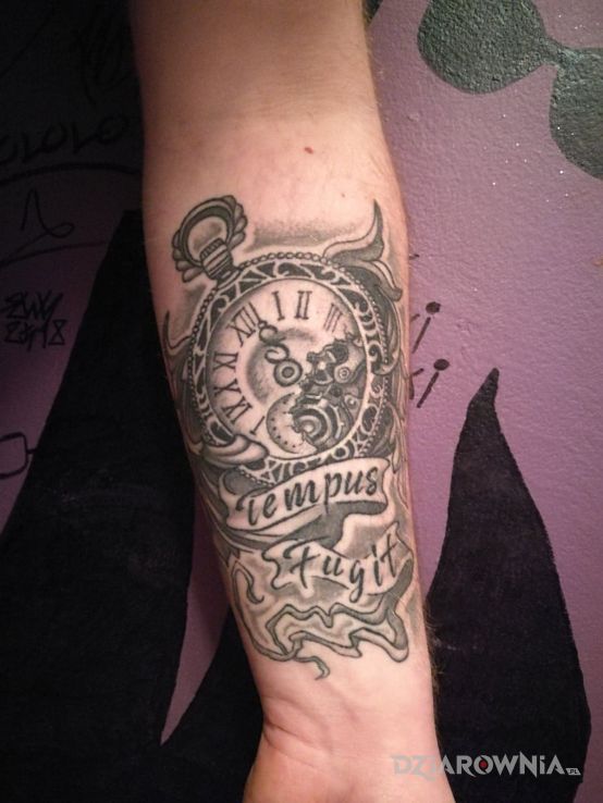 Tatuaż tempus fugit - przedmioty