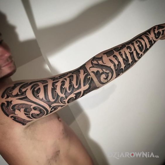 Tatuaż silnym byc - napisy