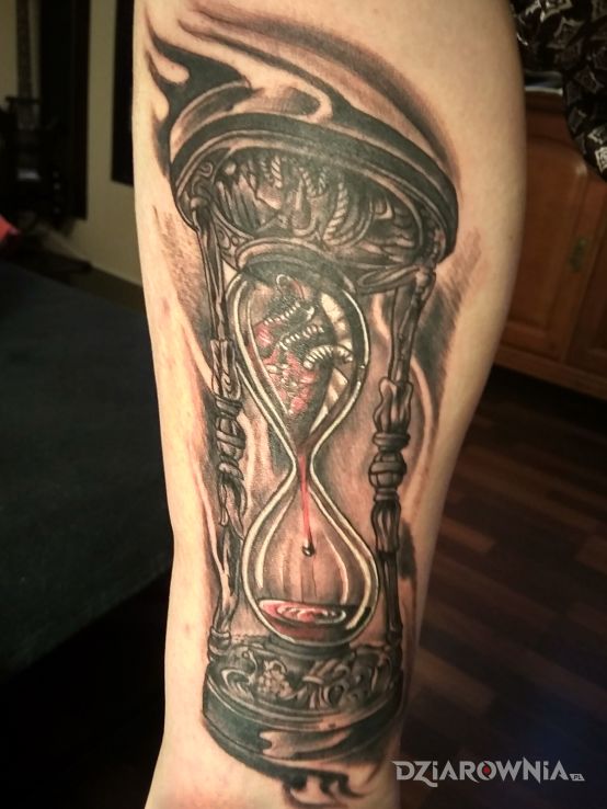 Tatuaż klepsydra - realistyczne