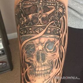 Czaszka korona kastet