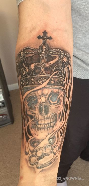 Tatuaż czaszka korona kastet - czaszki