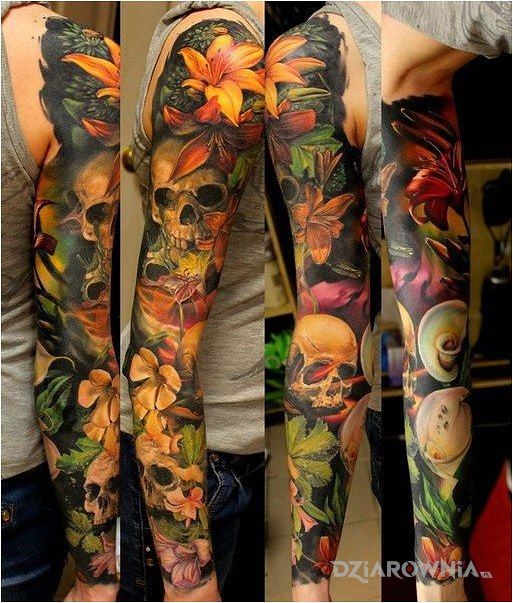 Tatuaż czaszki wśród zieleni - realistyczne