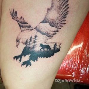 Tatuaż orzeł i las - zwierzęta