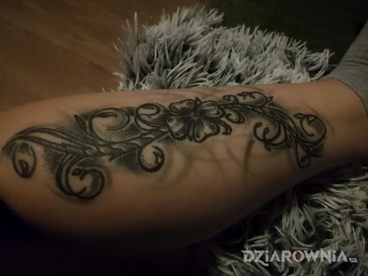 Tatuaż konieczyna - kwiaty