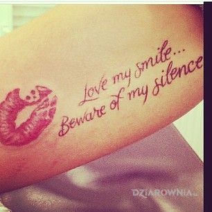 Tatuaż całusek - napisy