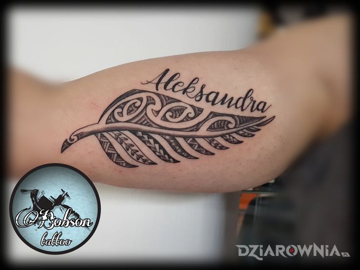Tatuaż polinezyjski liść paproci z imieniem - pozostałe