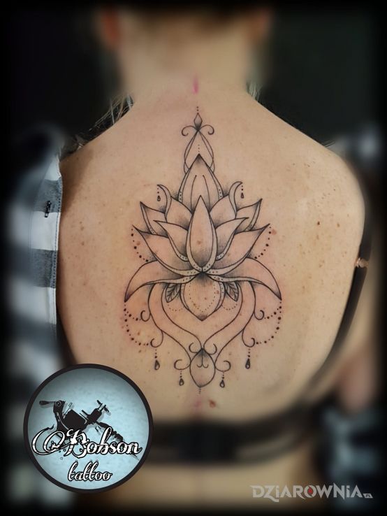 Tatuaż lotos - kwiaty